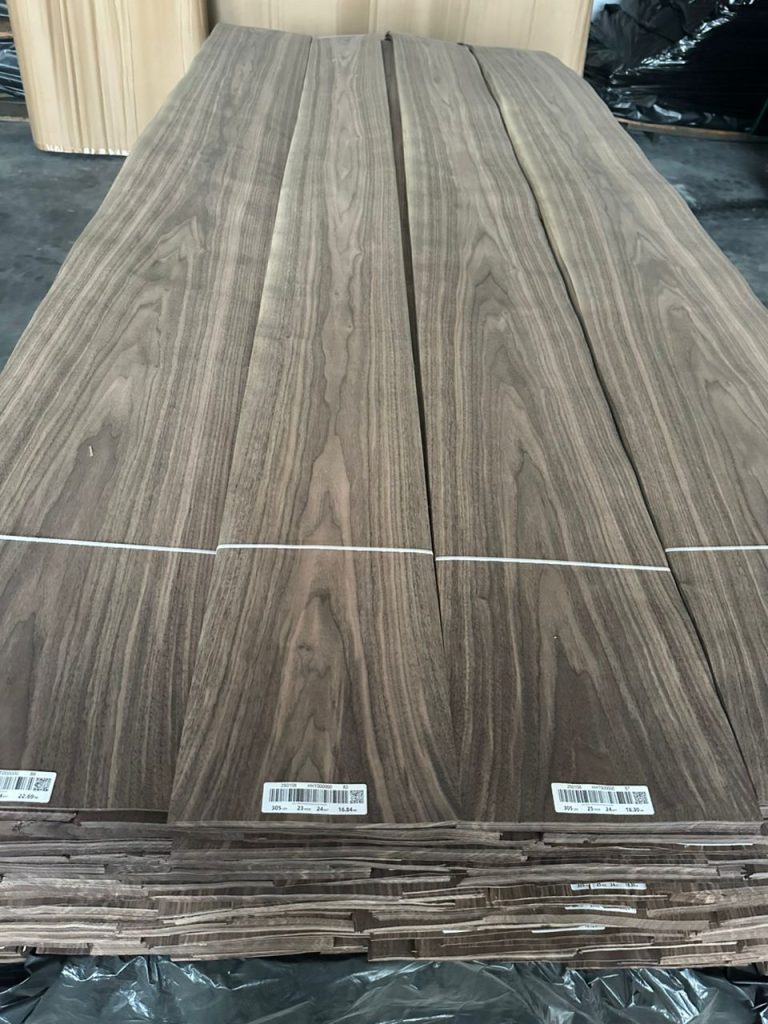Walnut Veneer Natural Grain – EKA GOLD

